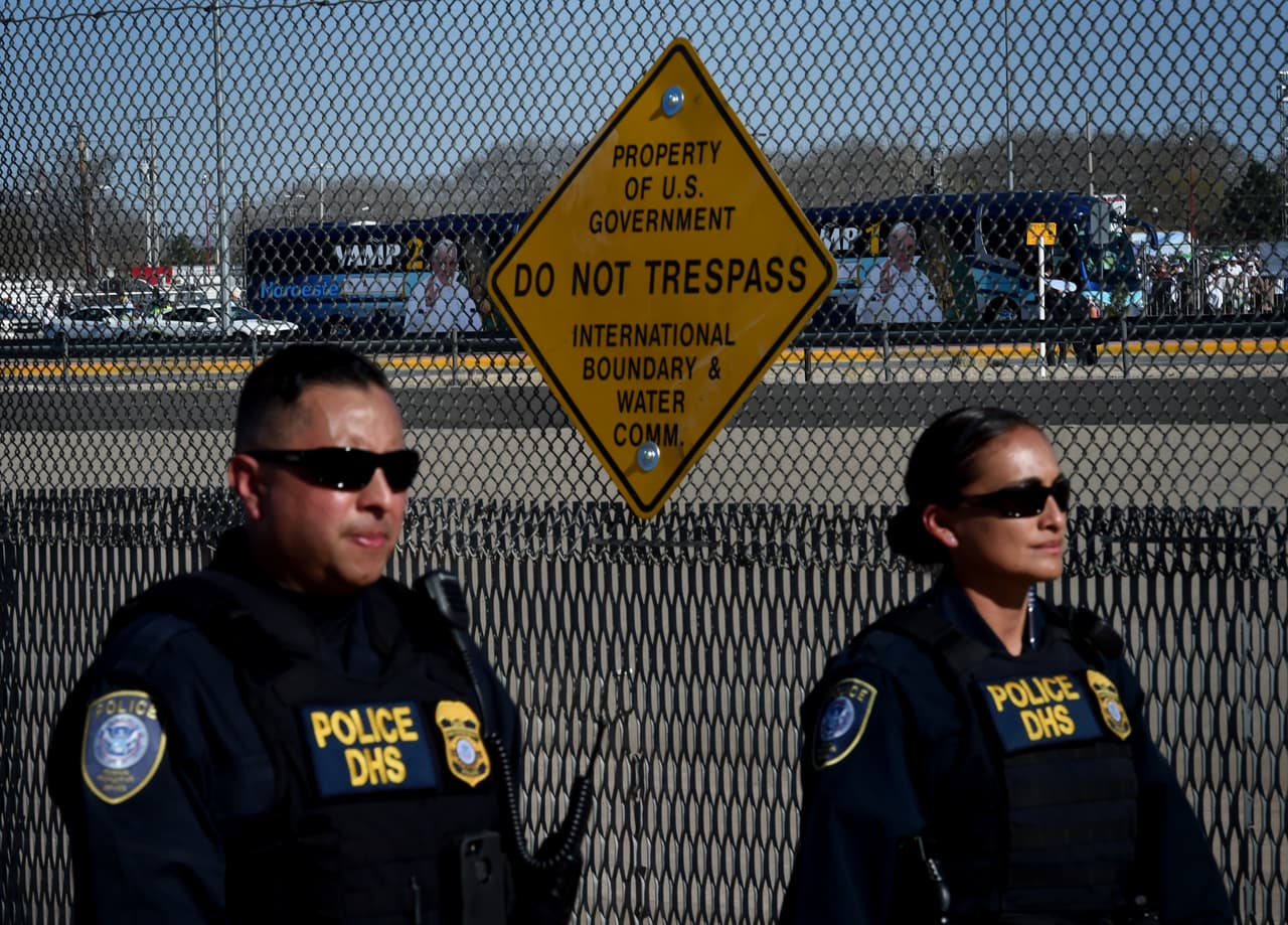 Elementos de la Patrulla Fronteriza de Estados Unidos resguardan el lugar donde Francisco orará por lo inmigrantes que fallecieron tratando de cruzar