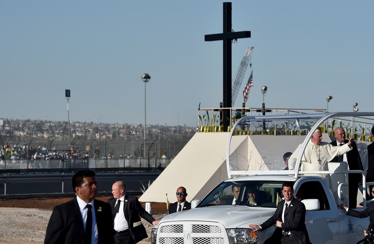 Francisco saluda a las personas reunidas para escuchar al Papa en el recinto ferial de Ciudad Juárez.