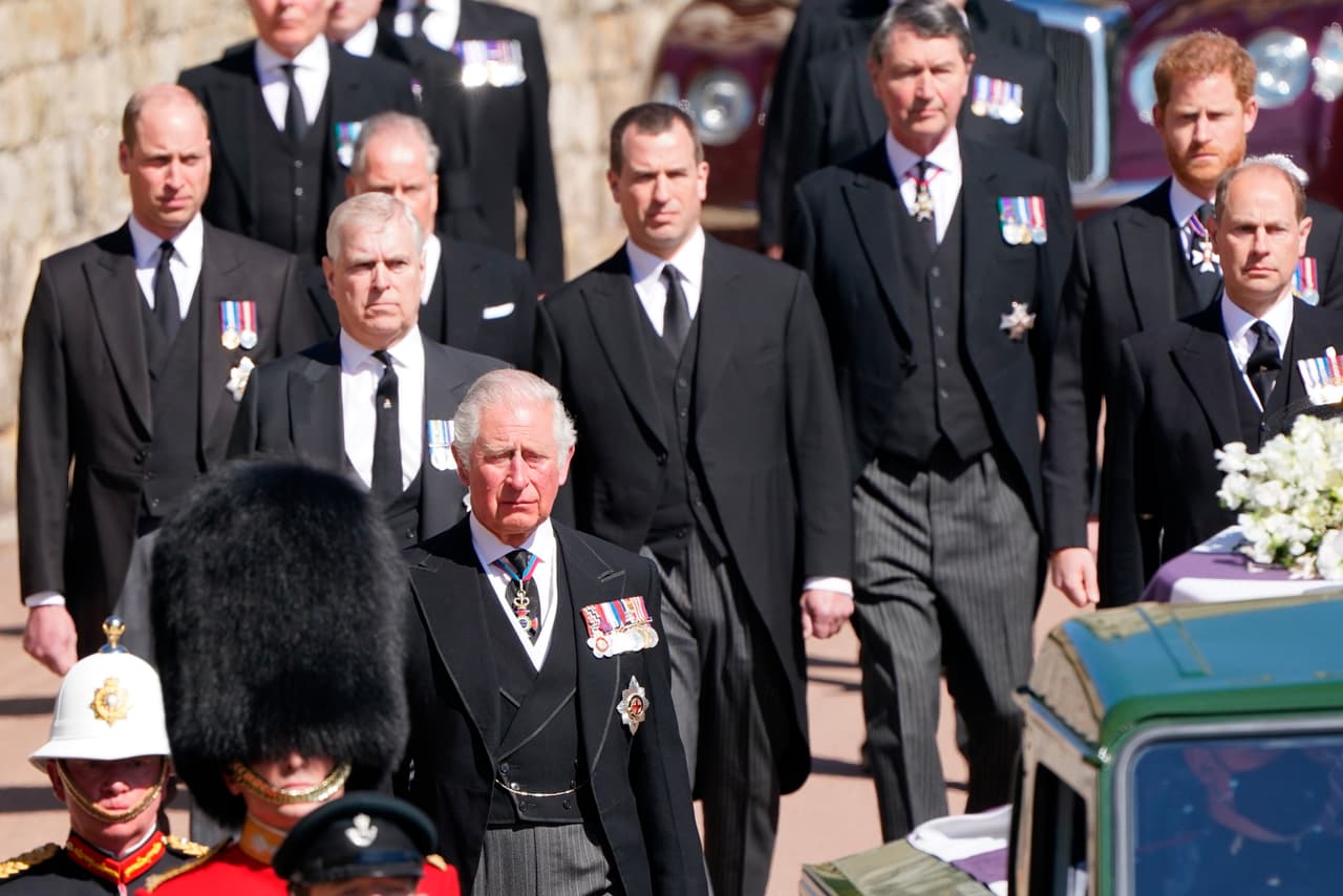 Luego del servicio fúnebre, The Sun aseguró que Harry 
<b><a href="https://www.thesun.co.uk/news/14689387/prince-harry-reunited-william-charles-rift-healed-funeral/" target="_blank">se reunió en privado con los príncipes William y Carlos.</a></b> Según las fuentes, hablaron un par de horas en el castillo de Windsor.
<br>