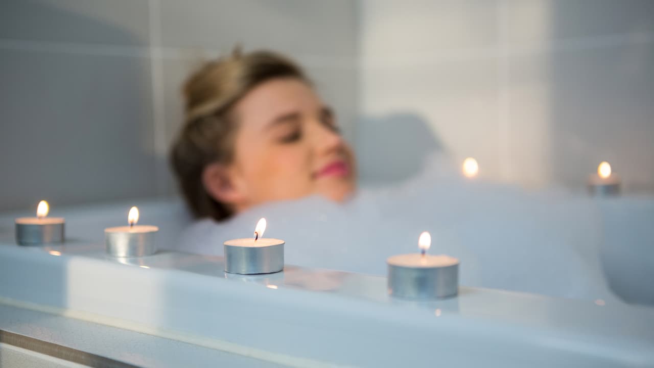 <b>¿Bañarse con agua caliente previene contra el contagio del coronavirus?</b>
<br>Bañarse con agua caliente no ofrece protección contra el coronavirus ya que la temperatura del agua es independiente a la temperatura del cuerpo que conitnúa entr los 36.5 a 37 grados centígrados.