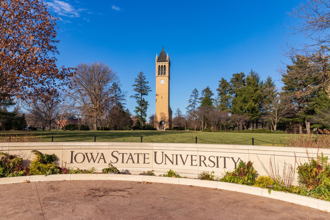 <h3 class="cms-H3-H3">9. Ames, Iowa</h3>
<br>
<br>👟
<b> Media de edad: </b>29.5 años.
<br>
<br>👟 
<b>Población que asiste a la universidad: </b>24.9%
<br>
<br>👟 
<b>Población menor de 18 años: </b>20.1%
<br>
<br>👟 
<b>Población mayor de 65 años: </b>13.1%
<br>
<br>👟 
<b>Población: </b>123,735 habitantes. 
<br>