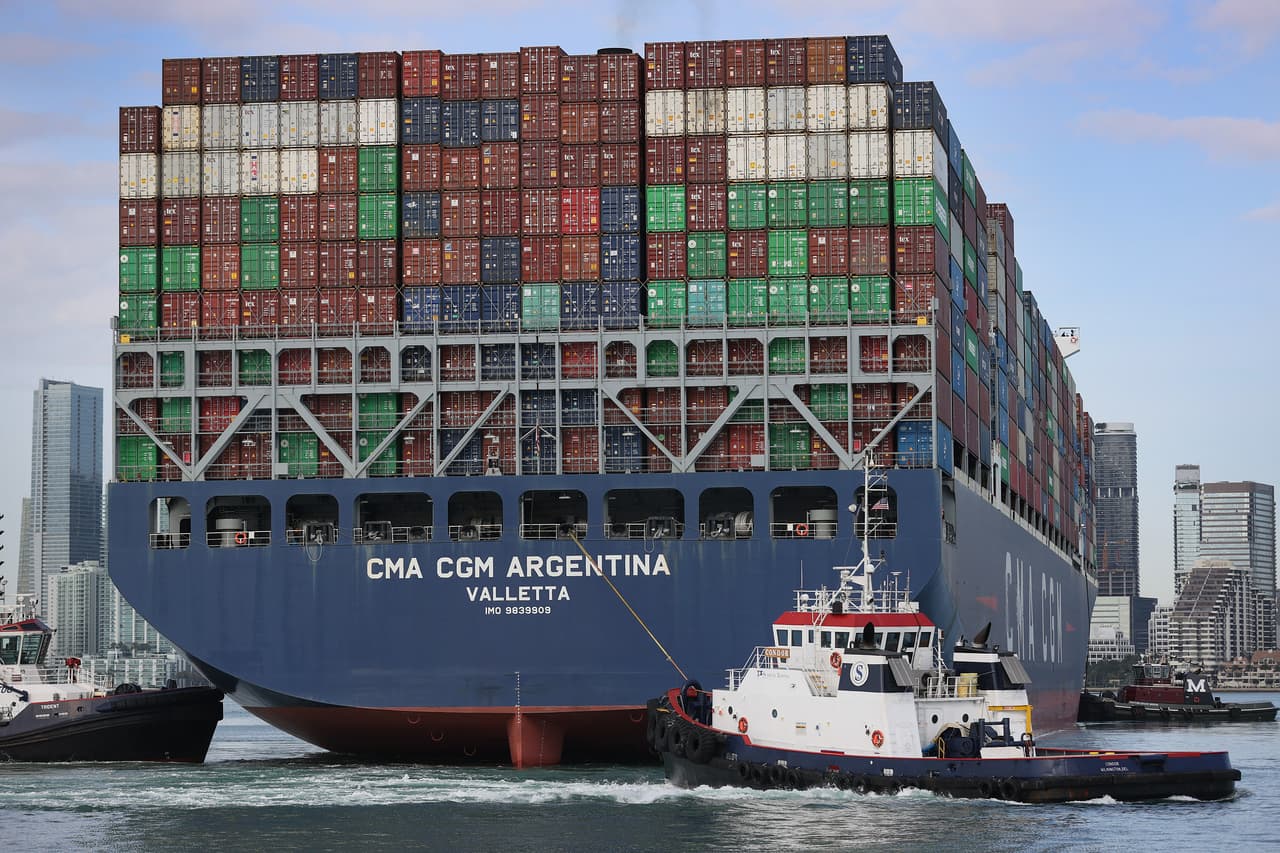 Allí se observa la gigantesca nave atracando en el puerto, con la ayuda de barcos remolcadores. 
<br>