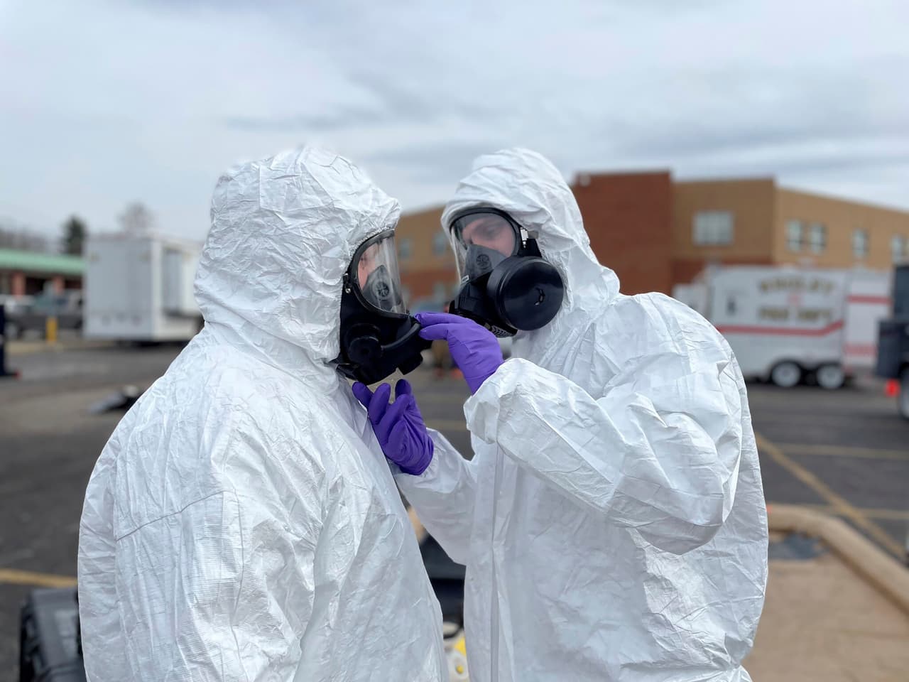 En esta foto proporcionada por la Guardia Nacional de Ohio, los miembros del Equipo de Apoyo Civil ONG 52 se preparan para ingresar al área del incidente para evaluar los peligros restantes con un sistema de descontaminación inflable liviano (LIDS) en East Palestine, Ohio, el martes 7 de febrero de 2023.