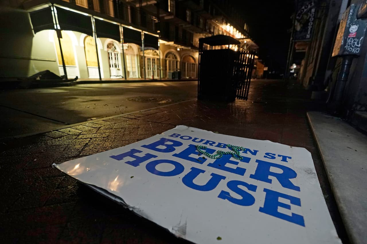 El cartel de un bar en el suelo de la calle Bourbon. El sistema continúa su movimiento a unas ocho millas por hora sobre Mississippi. Comenzará a cruzar el valle de Tennessee el martes.