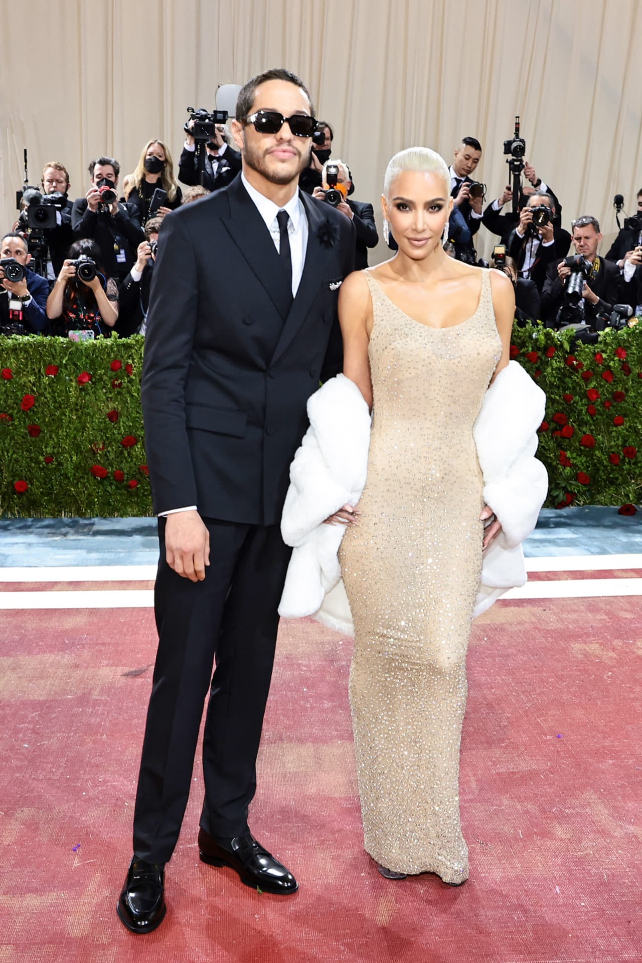 Su novio, 
<b>Pete Davidson,</b> no pudo perderse la oportunidad de posar a lado de la empresaria y modelo.