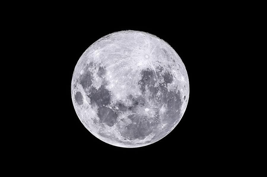 Vista de la súper luna este martes en la Ciudad de Buenos Aires, Argentina. Según el calendario, señala la NASA, un año típico puede haber consecutivamente solo tres o cuatro Superlunas llenas seguidas y tres o cuatro Superlunas nuevas. Para 2020, las cuatro Lunas llenas de febrero a mayo fueron más que el promedio.