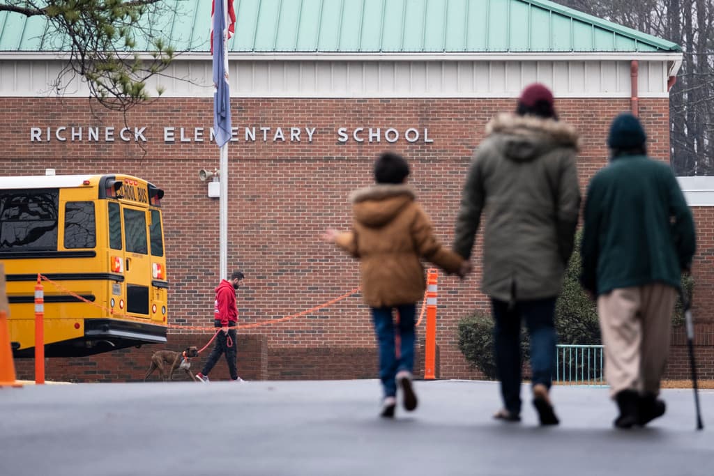 Arrestan a la madre del niño de 6 años que disparó contra su maestra en una escuela primaria de Virginia