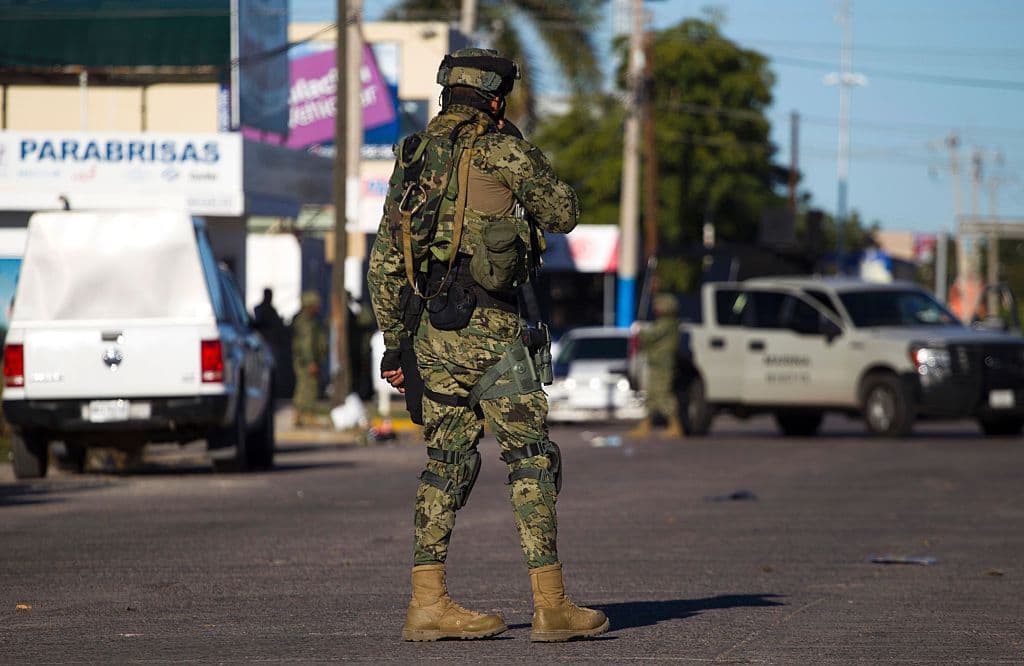 Secuestran, golpean y amenazan a siete agentes de migración en Cancún y los liberan tras enfrentamiento con autoridades 