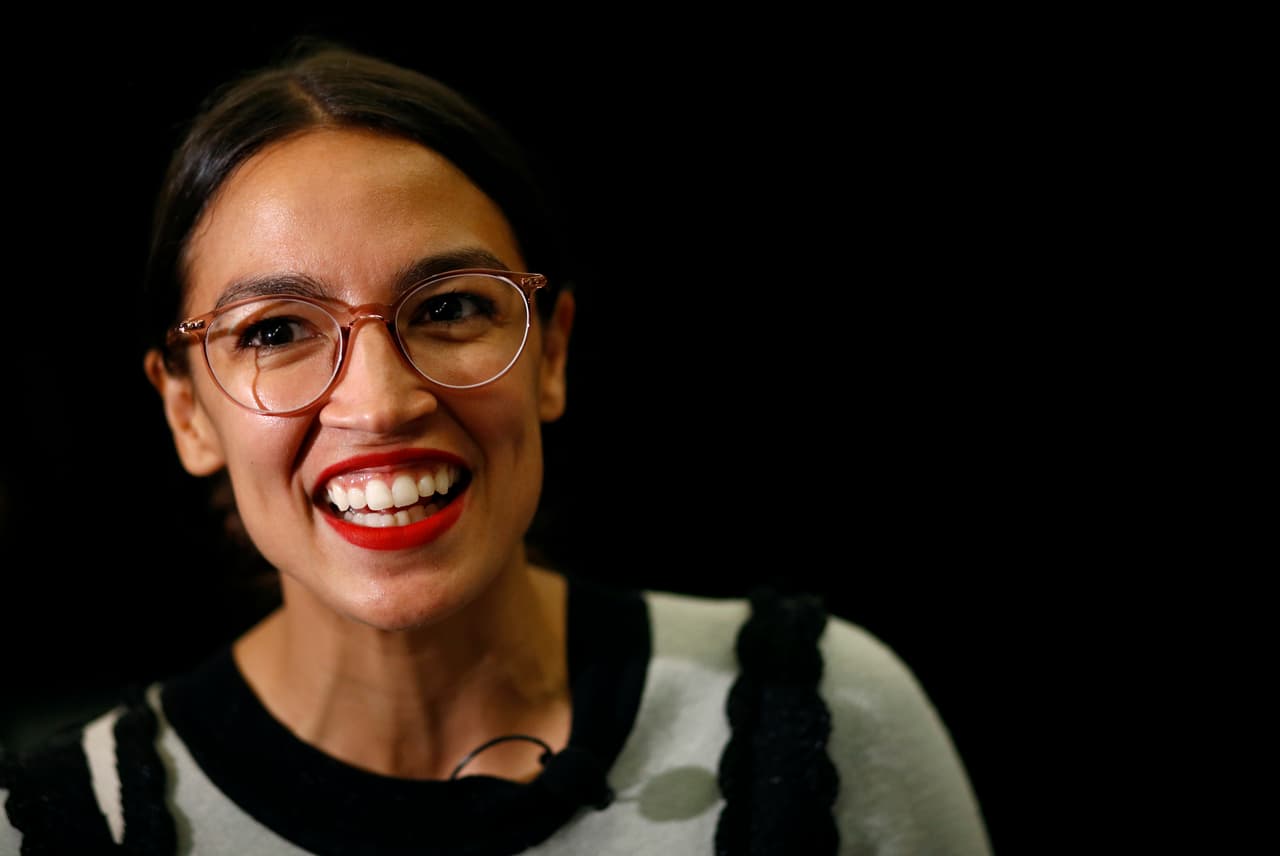 <b>Alexandria Ocasio-Cortez.</b> Candidata por el Distrito 14 de Nueva York. La activista de 28 años hizo campaña por la abolición de ICE y por convertir a Medicare en un programa universal. Derrotó a Joseph Crowley, el cuarto demócrata de la Cámara. De ganar será la la primera mujer elegida al Congreso menor de 30 años en la historia de los Estados Unidos.