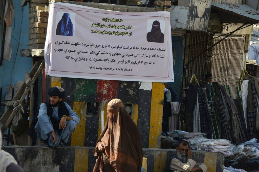 Las imposiciones a la mujer inundan incluso los espacios públicos que apenas les permiten transitar. En este cartel, las autoridades talibanas instan a las mujeres a llevar 
<a href="https://www.univision.com/noticias/mundo/burka-afganistan-tipos-velo-islamico">el hiyab islámico</a> y dicen que las que no lo llevan "intentan parecer animales".