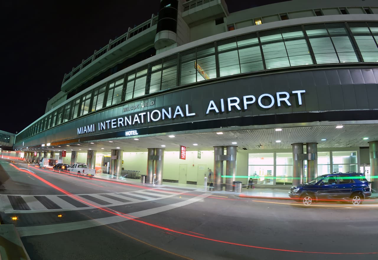 El aeropuerto de Miami está a unos 20 minutos en carro, desde casi cualquier lugar de la ciudad. Es el terminal con principal conexión al Caribe, Suramérica y varios países de Europa. Tendrá que caminar cierta distancia entre una puerta y otra. Las filas en inmigración pueden ser bastante largas por la cantidad de viajeros. 
<br>