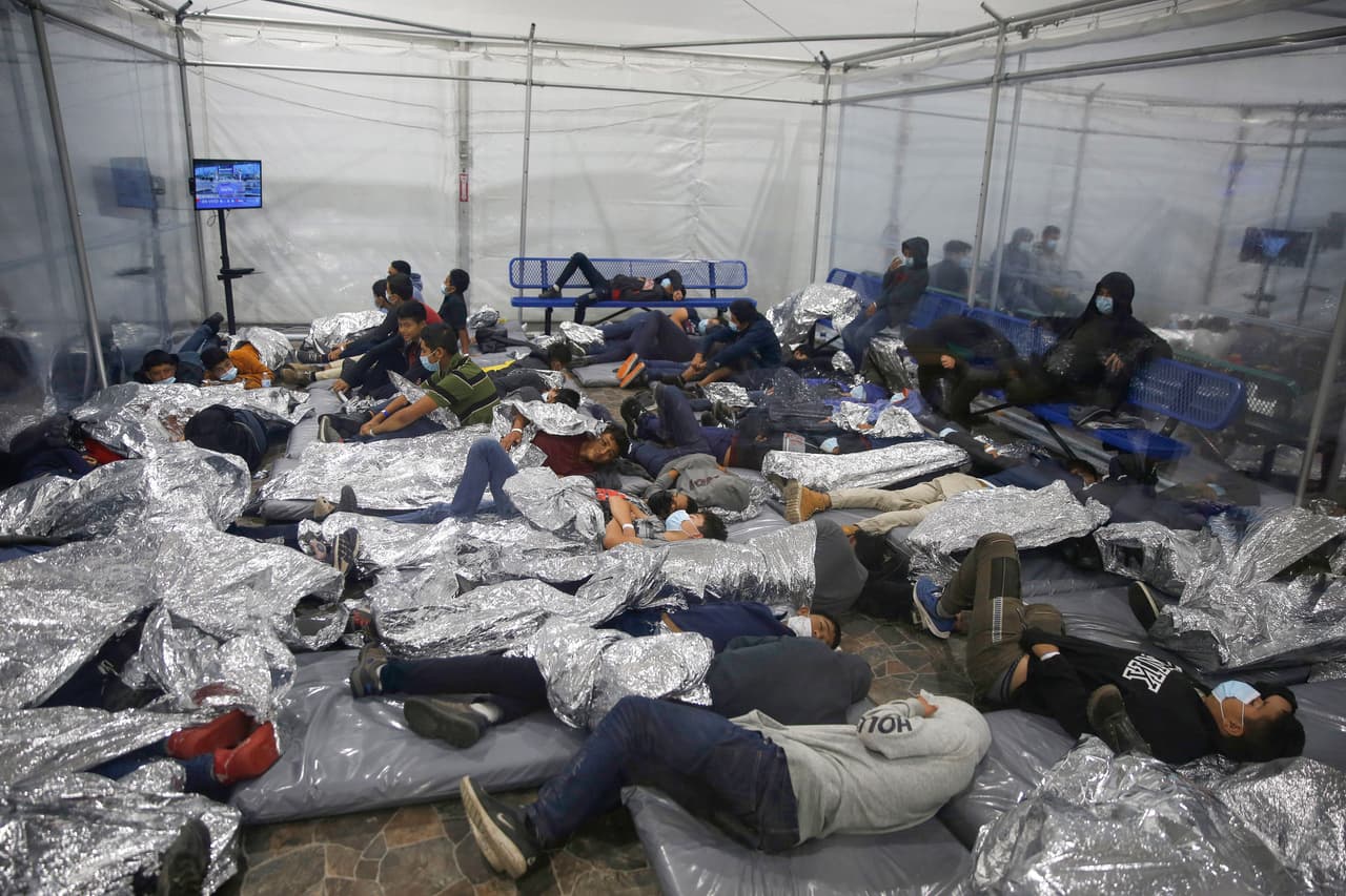 La Patrulla Fronteriza ha detenido a más niños por día, por encima de la cantidad de menores que han sido conducidos con familiares o tutores, lo que ha causado un serio problema en el sistema migratorio. Las autoridades fronterizas no deberían tener a menores por más de tres días, pero la cantidad de personas que han llegado 
<a href="https://www.univision.com/noticias/inmigracion/patrulla-fronteriza-inmigrantes-100-personas" target="_blank">hace que no se den abasto. </a>
