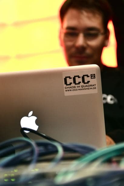 A modo de ejemplo citó técnicas de privacidad en la red como el proyecto Tor y plataformas de divulgación de secretos oficiales como WikiLeaks, como herramientas para una mayor transparencia.