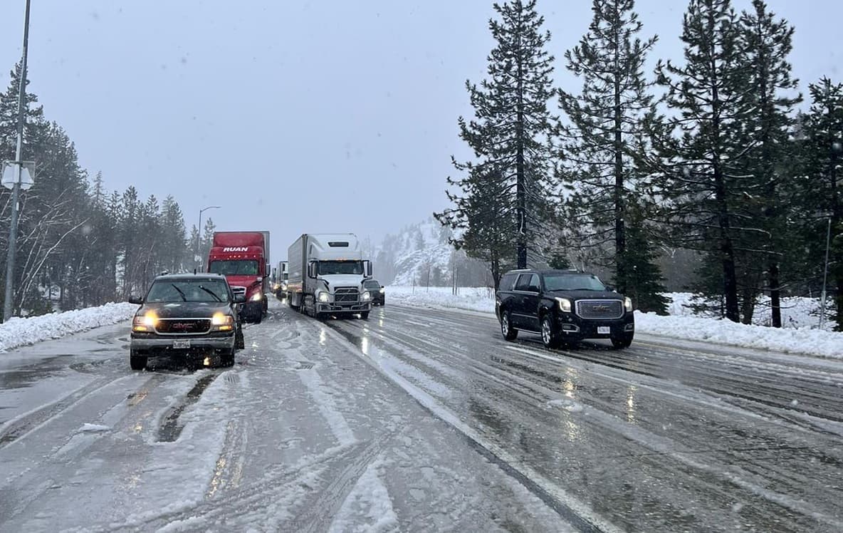 <b>Condiciones en carreteras:</b>
<br>Los conductores pueden revisar las condiciones de las vías y autopistas en la página 
<a href="http://quickmap.dot.ca.gov/" target="_blank">quickmap.dot.ca.gov</a> o marcando el número 1-800-427-7623.
