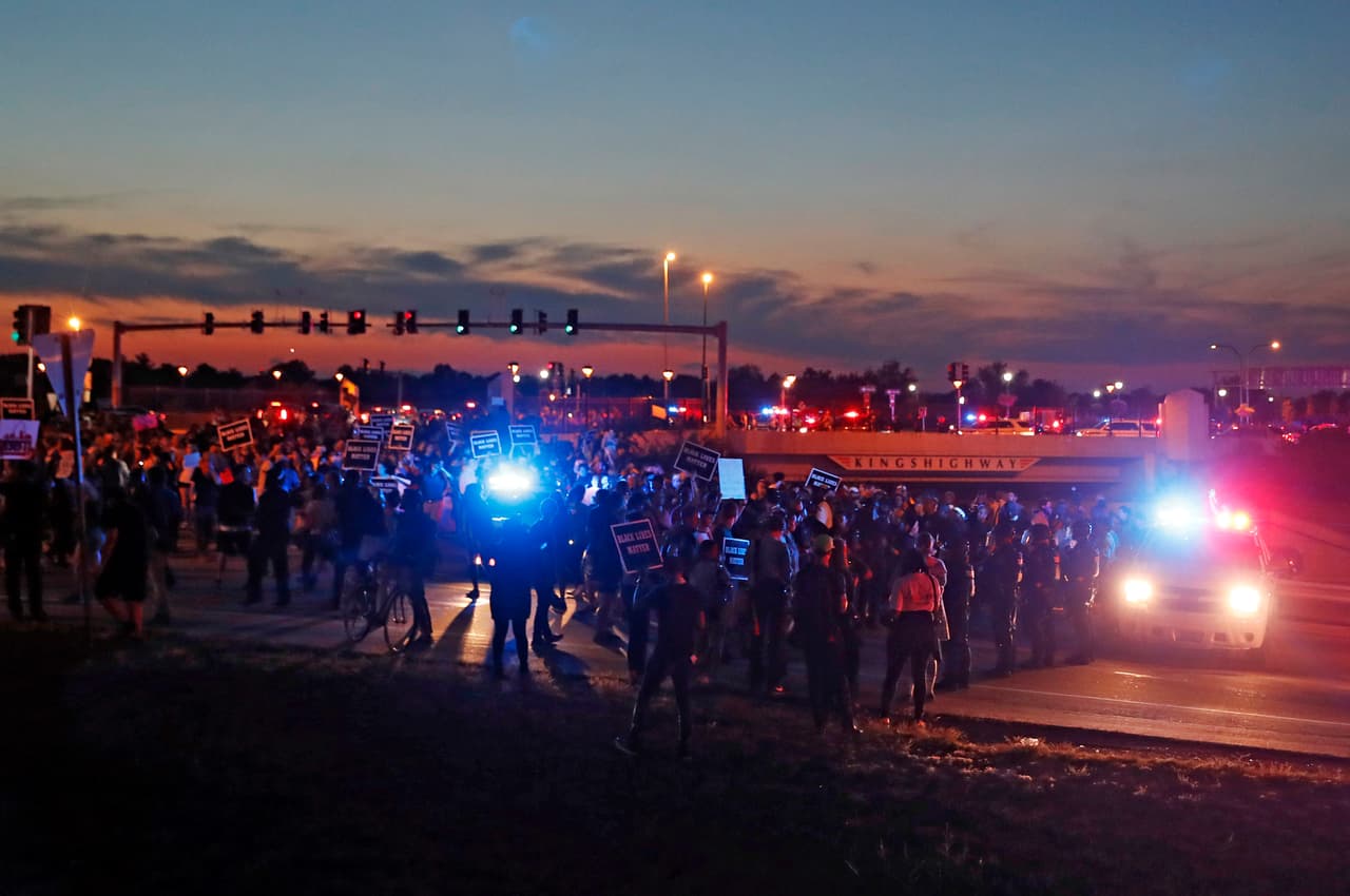 La marcha creció durante la noche. A su paso, conseguían nuevas calles bloqueadas por la policía.