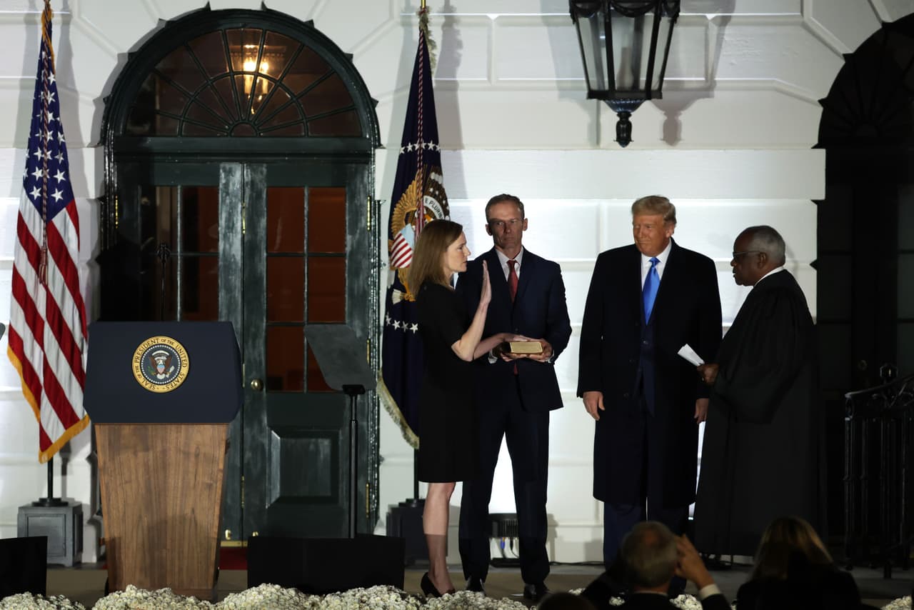 La jueza 
<a href="https://www.univision.com/temas/amy-coney-barret">Amy Coney Barrett</a> es juramentada por el juez de la Corte Suprema Clarence Thomas, durante un acto en el jardín sur de la Casa Blanca poco después de que fue confirmada por el Senado en una votación de 52-48.