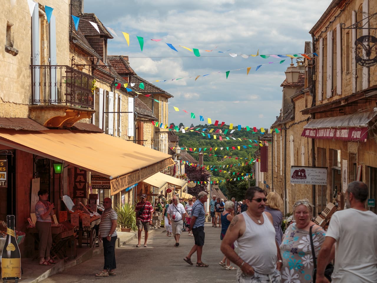 <b>Puesto 8: Francia. </b>Retirarse en ciudades grandes como París o Lyon sería una opción costosa, sin embargo, Francia está llena de regiones asequibles. En lugares como Normandía, Bretaña, Dordoña (en la foto) y Occitania una pareja puede vivir cómodamente por menos de 2,500 dólares al mes y en ciertas áreas puede comprar una casa de dos cuartos y un baño por menos de 150,000 dólares. Después de tres meses de residencia los extranjeros son elegibles para la cobertura médica universal. Esto significa un reembolso del 70% de las consultas médicas y de hasta el 100% de los medicamentos. 
<br>