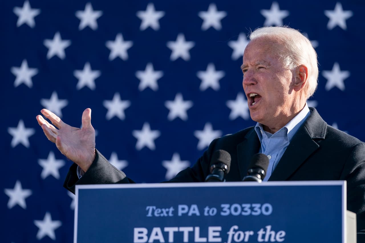 La segunda parada de Joe Biden fue en el Community College of Beaver County en Monaca, Pennsylvania. 
<b>El demócrata se concentró en un estado clave en la carrera presidencial.</b> En 2016, Donald Trump ganó Pennsylvania por un estrecho margen. 
<br>
<br>A través de 
<a href="http://uni.vi/luJf102r25w " target="_blank">su cuenta de Twitter</a>, Trump criticó la decisión de la Corte Suprema que permitirá contar algunas papeletas por correo en Pennsylvania hasta tres días después del 3 de noviembre. 
<b>"Es muy peligrosa (...) y permitirá mucho fraude sin que nadie haga nada y socavará todo nuestro sistema de leyes. </b>También provocará violencia en las calles. ¡Algo tiene que hacerse!”, dijo el presidente. 
<br>
<br>