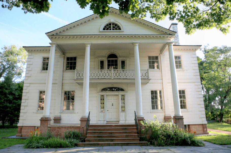 <b>Morris Jumel Mansion (Manhattan, 1765)</b>
<br>
<br>Este lugar, que también fue hospedado por George Washington, funge como uno de los más antiguos de Manhattan. Aún así, es mucho más nuevo que los edificios en los otros condados, habiendo sido construido el mismo año que estalló la revolución estadounidense.