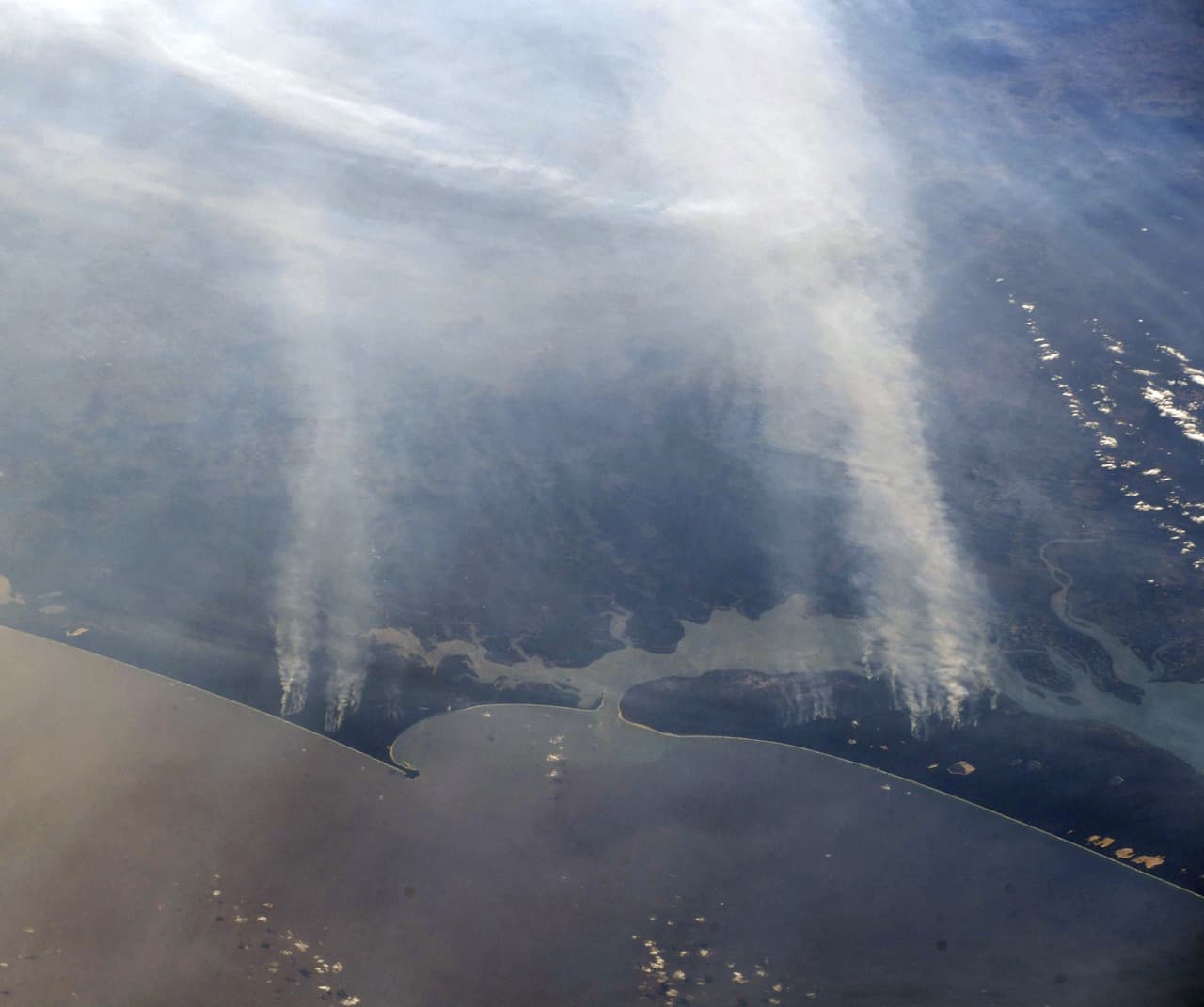 Desde el espacio la astronauta pudo ser testigo de algunas de las calamidades naturales que afectaron diferentes rincones del planeta. “Seguimos las noticias de los 
<a href="https://www.univision.com/noticias/mundo/en-fotos-incendios-forestales-consumen-extensas-zonas-de-australia-fotos">incendios forestales de Australia</a> y mantenemos a los afectados en nuestros pensamientos”, escribió sobre esta fotografía que tomó el 24 de diciembre de 2019.