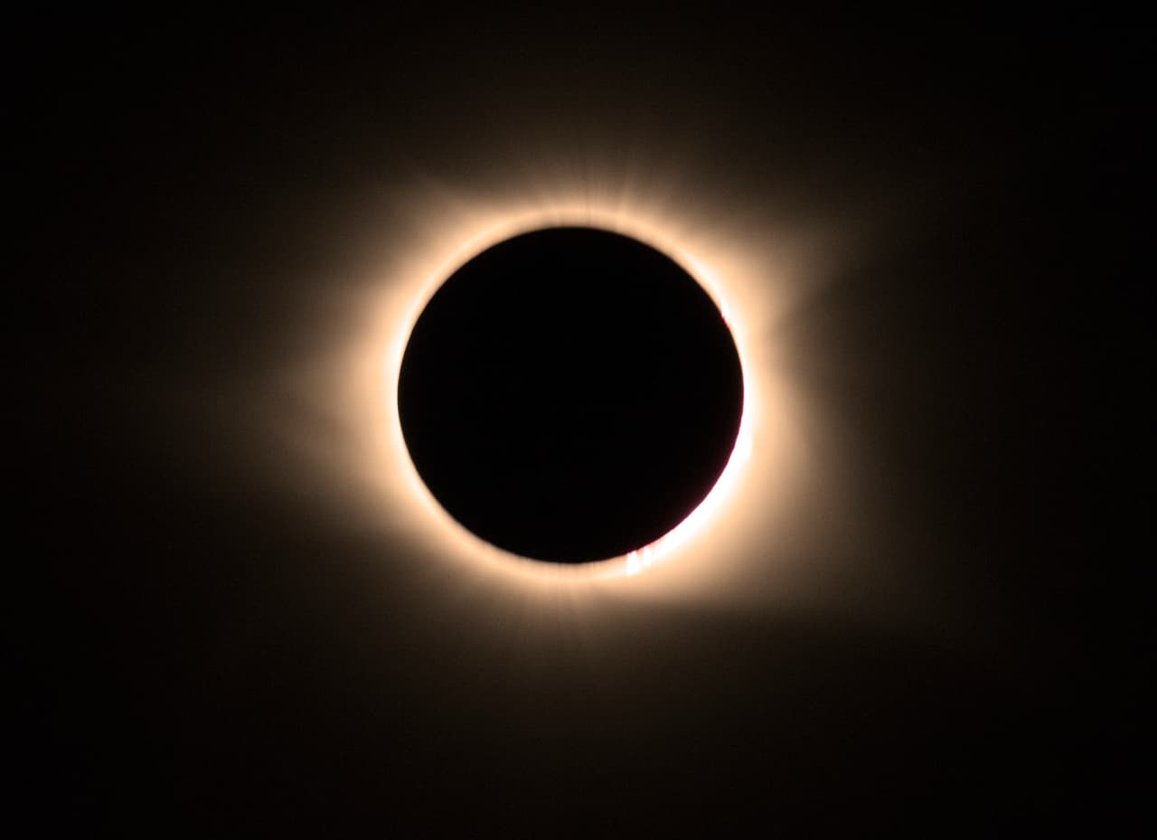 <b>Junio. Un eclipse solar en Groenlandia</b>. 
<br>
<br>A pesar de que se repiten regularmente, los eclipses solares no dejan de maravillarnos. Cuando la luna pasa frente al sol y por suerte estás en la sombra estrecha que dibuja en la tierra, por un momento el día se convierte en noche. 
<br>
<br>El próximo eclipse total podrá ser visto este año en junio desde Groenlandia y el círculo polar ártico. Para conocer el calendario de eclipses en las próximas décadas y siglos puede 
<a href="https://eclipse.gsfc.nasa.gov/solar.html,"><u>consultar el sitio web de la NASA</u></a>.
<br>