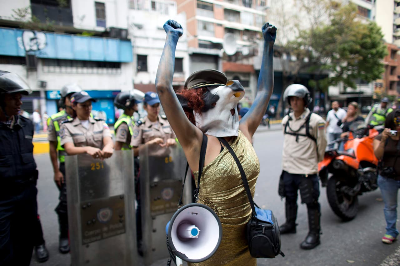 Una enmascarada protesta delante de la policía, en la sede de la fiscalía general de Venezuela en Caracas. 8 de marzo de 2017.