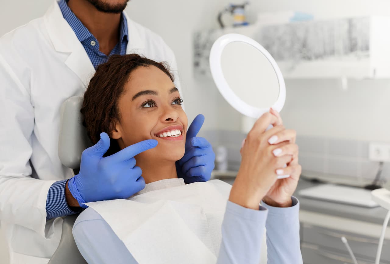<b>Puesto 4. Dentistas</b>
<br>
<br>Salario promedio: 164,010 dólares.
<br>
<br>Educación requerida: Doctorado.
<br>
<br>Si bien su horario de trabajo es variable, la Oficina de Estadísticas Laborales señala que la mayoría trabaja menos de 40 horas a la semana. 
<br>
<br>La demanda, flexibilidad de horarios y el salario superior al promedio la hace una carrera que da tranquilidad y genera poco estrés.
<br>