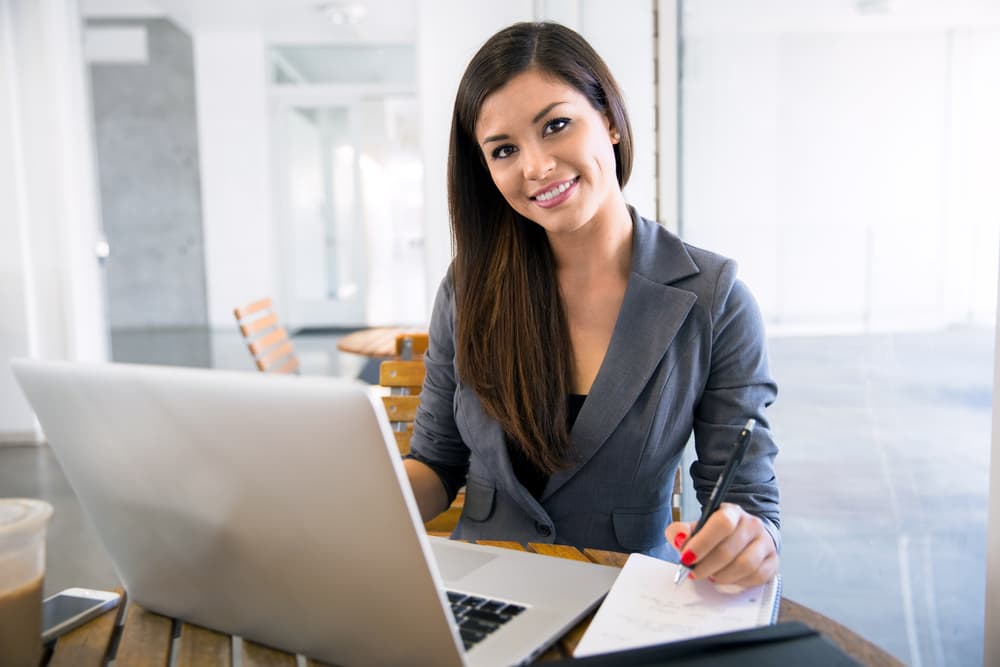 A nivel laboral o creativo, le gusta ser curioso, versátil, estar en constante estimulación y exploración de panoramas. Estar en movimiento continuo, sin sentirse limitado o estancado, lo estimulará muchísimo.