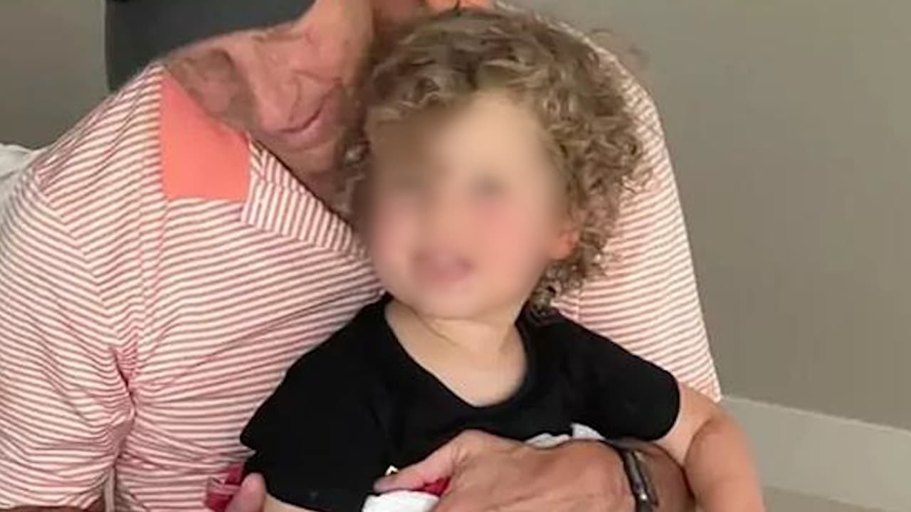Según se supo, Kevin protegió a su hijo de los disparos, por lo que logró sobrevivir. 
<br>Tras la noticia del hallazgo del niño, la solidaridad de la comunidad 
<a href="https://www.univision.com/local/chicago-wgbo/aiden-mccarty-nino-18-meses-perdio-dos-padres-tiroteo-highland-park" target="_blank">reunió más de 3 millones de dólares para el pequeño</a> (hasta el 4 de agosto de 2022), que ahora está al cuidado de su familia.