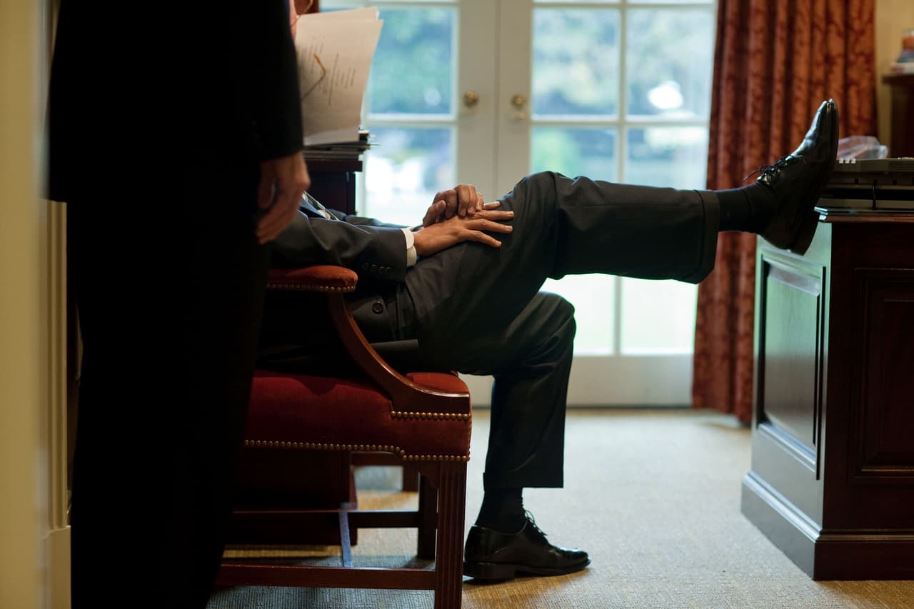 Barack Obama también acostumbraba a poner sus pies sobre el escritorio presidencial, el Resolute Desk, una valiosa antigüedad. 2009.