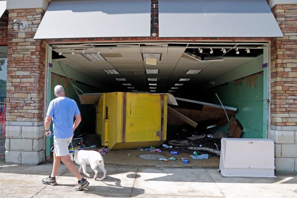 El área del comedor al aire libre del Shake Shack de Chapel Hill quedó destrozada, al igual que el interior del negocio, cuyas ventanas quedaron rotas tras el impacto de un contenedor de basura.