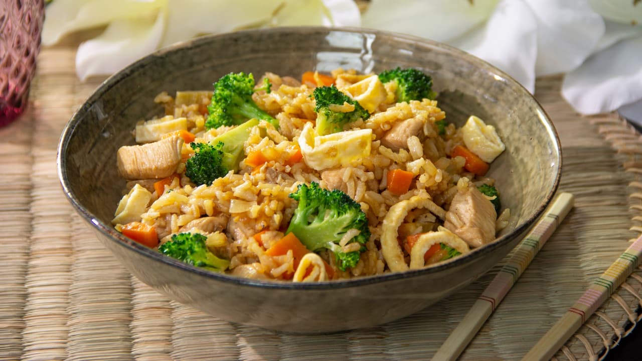 Prepara arroz frito con pollo (agridulce y en 30 minutos)
