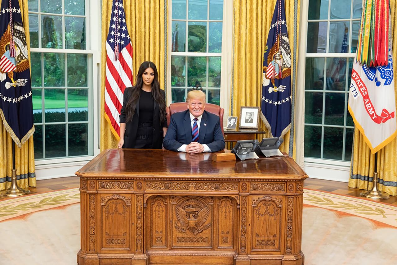 En marzo de 2018 Kardashian visitó a Donald Trump en la Casa Blanca para abogar una mujer de 63 años que está cumpliendo en prisión una cadena perpetua y algunos especulan que el caso de Brown pudo ser citado en esa reunión. Esta fotografía fue publicada entonces por el presidente, quien escribió: "Gran reunión con Kim Kardashian hoy, habló sobre la reforma de la prisiones y sentencias".