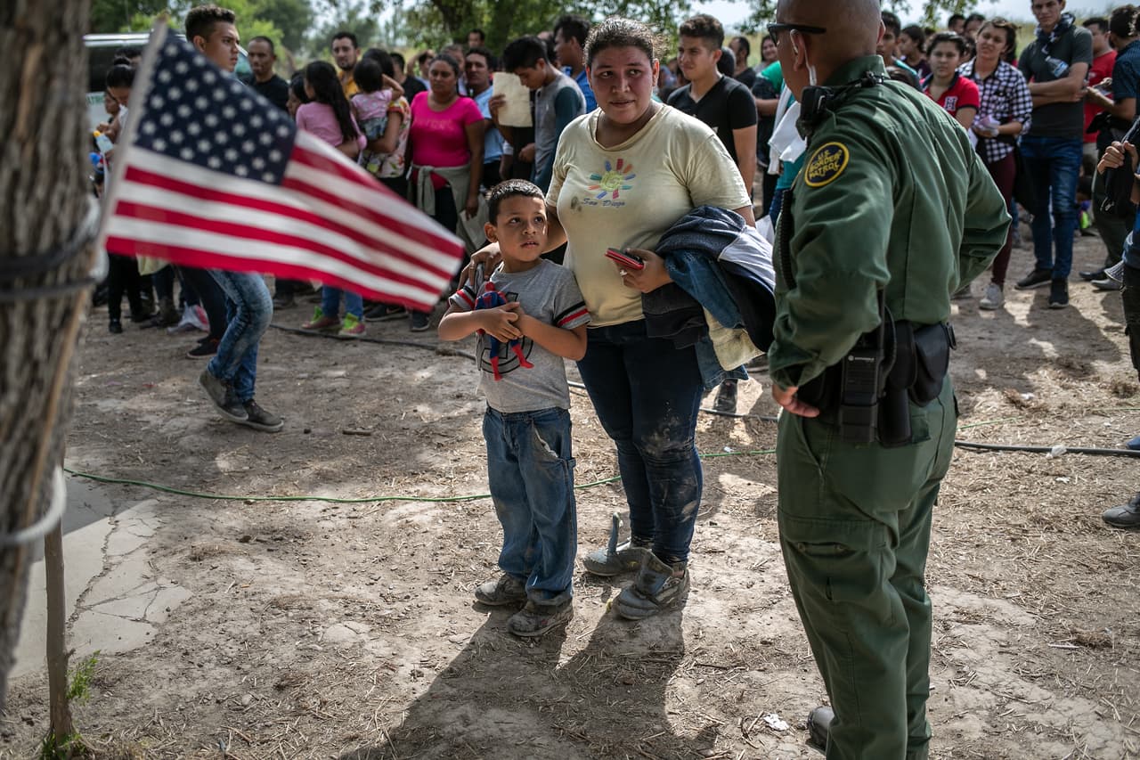 <b>Entregarse antes que esperar.</b> Un agente de la Patrulla Fronteriza habla con un grupo de migrantes que se entregaron a las autoridades después de cruzar la frontera sin documentos en Los Ebanos, Texas. Para algunos solicitantes de asilo esta se convirtió en 
<a href="https://www.univision.com/noticias/inmigracion/los-cruces-no-cesan-en-el-paso-mas-de-500-indocumentados-se-entregan-a-la-patrulla-fronteriza-cada-dia">una alternativa a esperar meses en México</a> por una entrevista con un oficial de inmigración en un punto de entrada oficial.