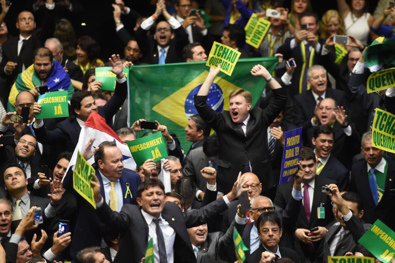 El 17 de abril de 2016 Rousseff pierde una votación en la Cámara de Diputados que recomienda al Senado abrir el proceso de impeachment por las llamadas "pedaladas fiscales", una práctica por la que supuestamente emitió decretos presupuestarios sin autorización del Congreso y recurrió a préstamos de los bancos públicos como forma de maquillar las cuentas públicas y recabar apoyos para su gobierno.