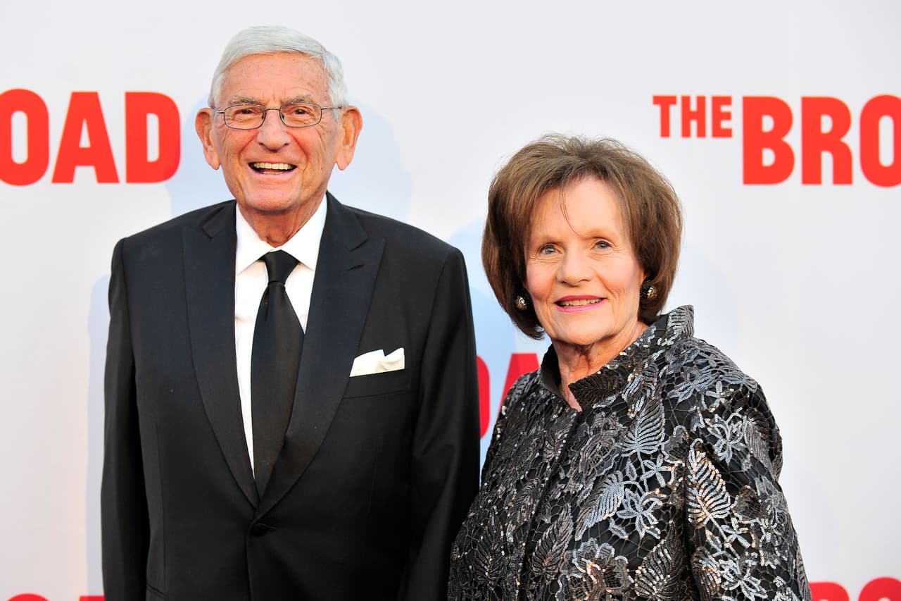 <b>Puesto 10. Eli y Edythe Broad</b>
<br>
<br>Donaciones de por vida: 2,800 millones de dólares.
<br>
<br>Porcentaje del patrimonio neto donado: 28.9%.
<br>
<br>Patrimonio neto: 6,900 millones de dólares.
<br>
<br>Enfoque de sus aportes: educación, artes y ciencia.
<br>
<br>El empresario multimillonario y líder comunitario de Los Ángeles murió este año, a los 87 años. A su esposa Edythe se le atribuye haber inculcado la pasión por la filantropía artística a su esposo, y su fundación también apoya la educación y la investigación médica. La pareja desempeñó un papel importante en la financiación de instituciones culturales de Los Ángeles, incluido The Broad, un museo de arte contemporáneo que se inauguró en 2015.
<br>