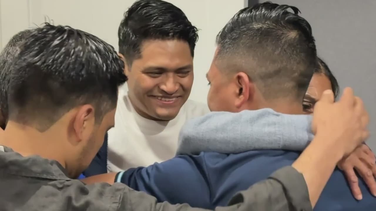Emotivo reencuentro de un inmigrante y sus padres después de 18 años: logró convertirse en empresario