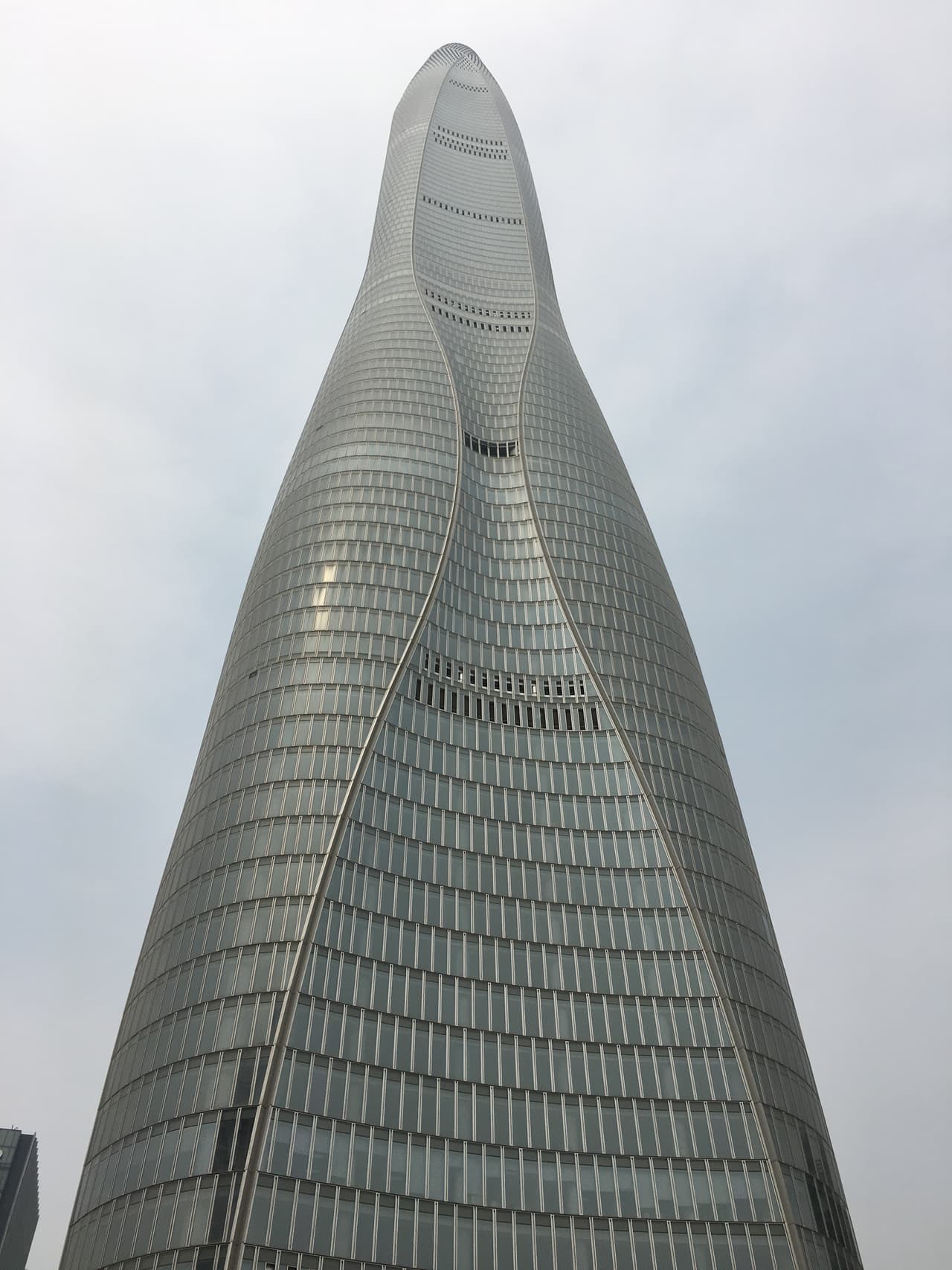 <b>Puesto 8. Tianjin CTF Finance Centre ,Tianji, China.</b> Este edificio alberga un hotel y residencias particulares. Mide 1,739 pies (530 metros) y 97 pisos. Fue completado en 2019.