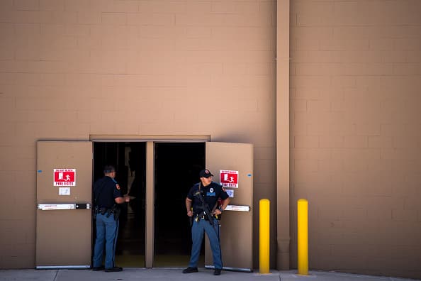 El presidente Donald Trump calificó el tiroteo en El Paso, Texas, como "terrible" en Twitter, diciendo que ofreció el apoyo del gobierno al gobernador de Texas Greg Abbott.