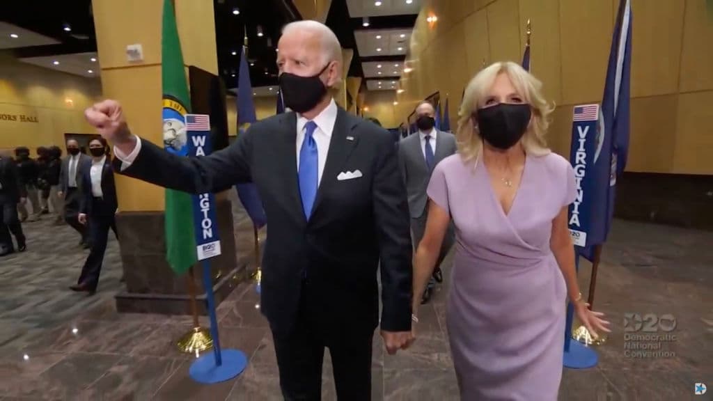 Joe Biden y su esposa, la doctora Jill Biden salen del salón del Centro Chase. Sin nombrar po su nombre al presidente Trump, Biden dijo que Estados Unidos está pasando por una crisis muy fuerte, la que describió como una "etapa oscura".