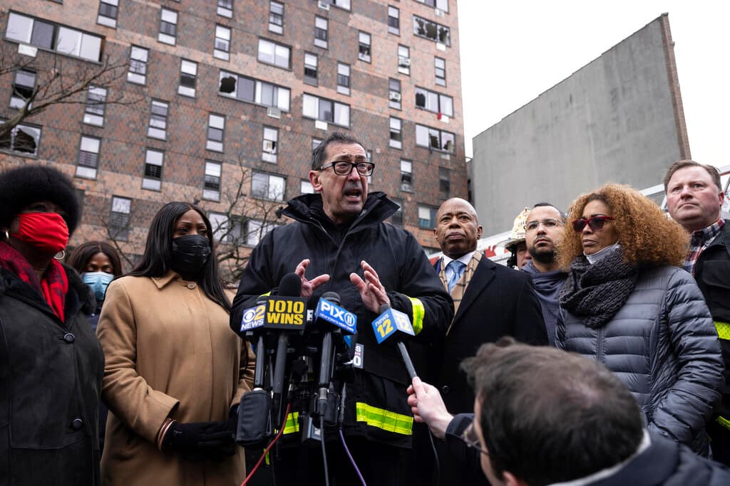 El Comisionado del Departamento de Bomberos de la Ciudad de Nueva York, al centro, dijo que 
<b>en total, 63 personas resultaron heridas,</b> pero de ellas solo 32 fueron enviadas a diversos hospitales con condiciones que mantienen en riesgo sus vidas.
