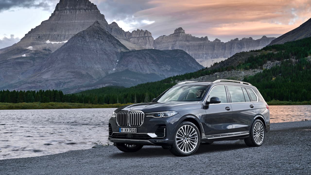 El chasis de la nueva BMW X7 2020 se distingue por un sistema de 
<b>suspensión independiente en ambos ejes</b> con diseño de horquilla doble en el eje frontal y de eslabones en el eje trasero. la suspensión cuenta con amortiguadores de aire que le permiten al conductor ajustar la altura del vehículo.