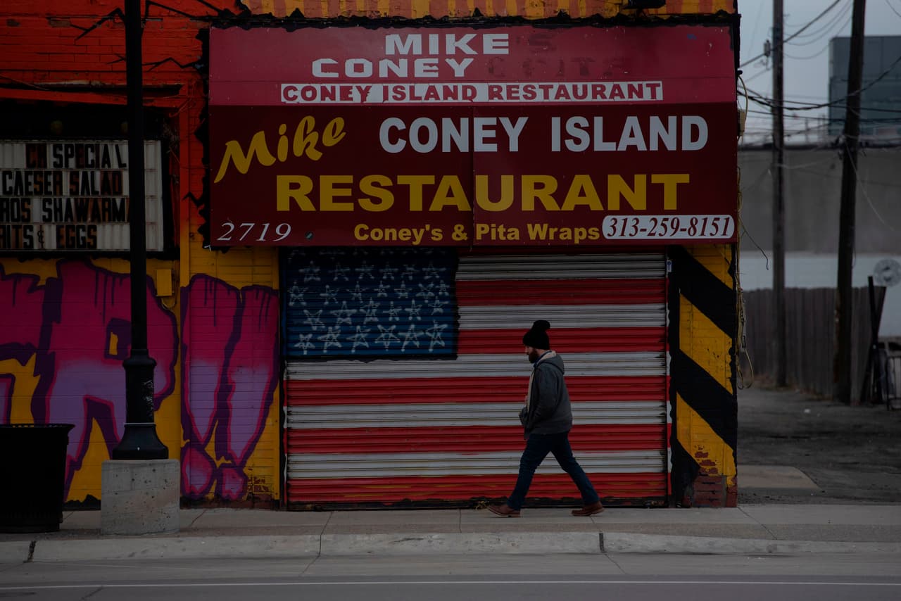 <b>Michigan. </b>Un restaurante cerrado en Detroit el 24 de marzo. 
<br>
<br>La reapertura de los negocios en este estado comenzó el 1 de junio, pero después del aumento de los casos de covid19 al sur del estado, desde el 1 de julio están cerrados todos los bares y los clubes nocturnos en esa área. La prohibición no se aplica a las regiones del noroeste y norte, donde los números se han mantenido bajos.