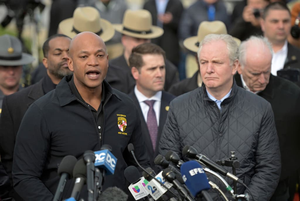 De acuerdo con el gobernador Wes Moore, los operadores del buque emitieron una llamada de socorro momentos antes del accidente que derribó el Puente Francis Scott Key, lo que permitió a las autoridades limitar el tráfico de vehículos en el tramo.