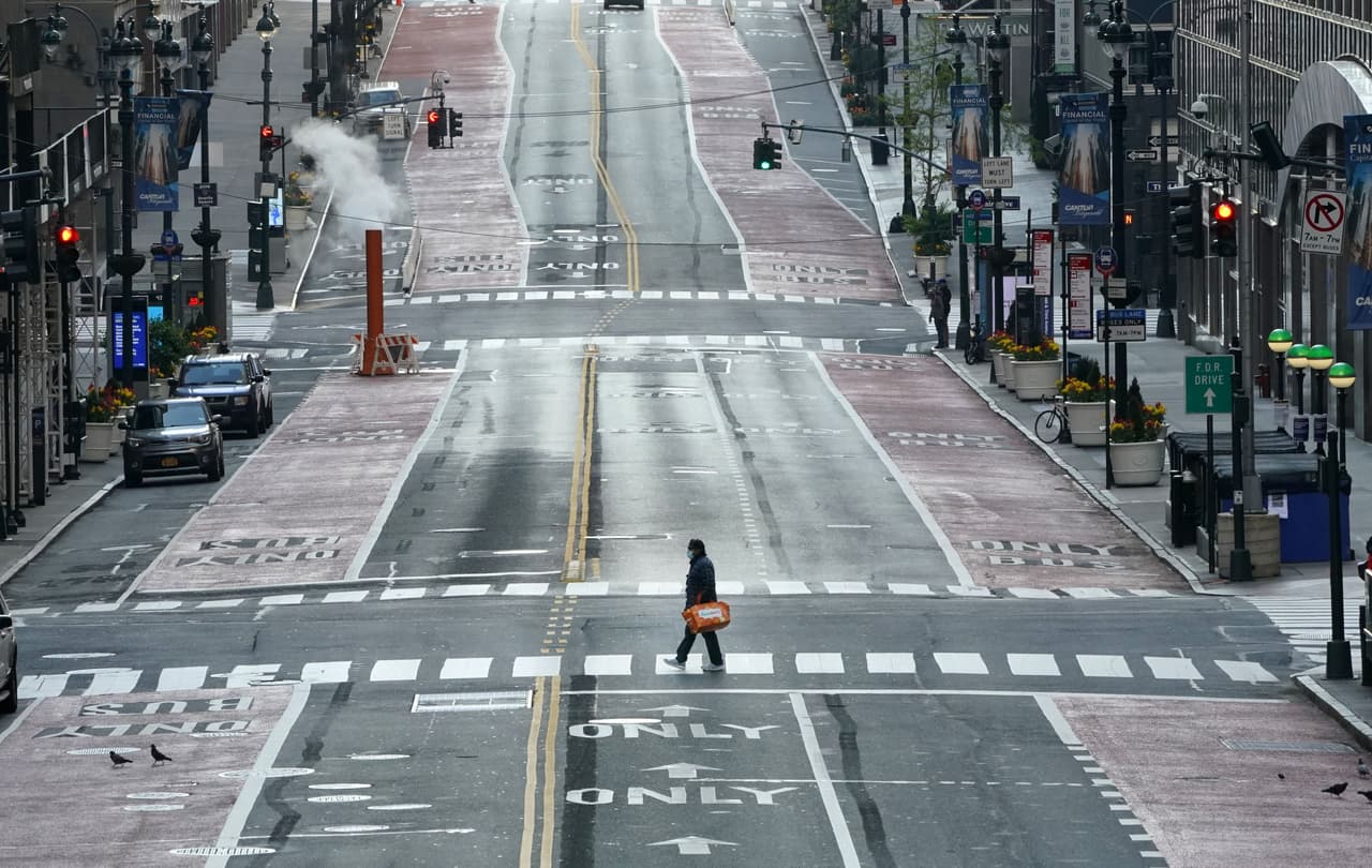 La calle 42 en Manhattan, una de las más transitadas en toda la ciudad, ahora luce desértica durante la pandemia.