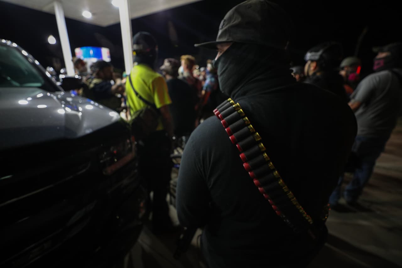 Agentes de policía se habían acercado a la gasolinera en camiones blindados, instando a las personas que todavía estaban allí a irse a casa. El teniente de la policía de Kenosha Joseph Nosalik, explicó en un comunicado de prensa que los disparos se reportaron alrededor de las 11:45 pm.
<br>