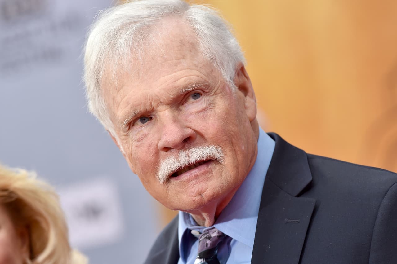 <b>Ted Turner, CNN.</b>
<br>
<br>El fundador y exdirector ejecutivo de CNN, el primer canal de 24 horas de noticias. Esta televisora cambió la forma en que los estadounidenses se informan a través de la televisión, pasando de los noticieros matutinos y vespertinos de los canales regulares a la información de última hora en todo momento de los canales especializados en noticias. 
<br>
