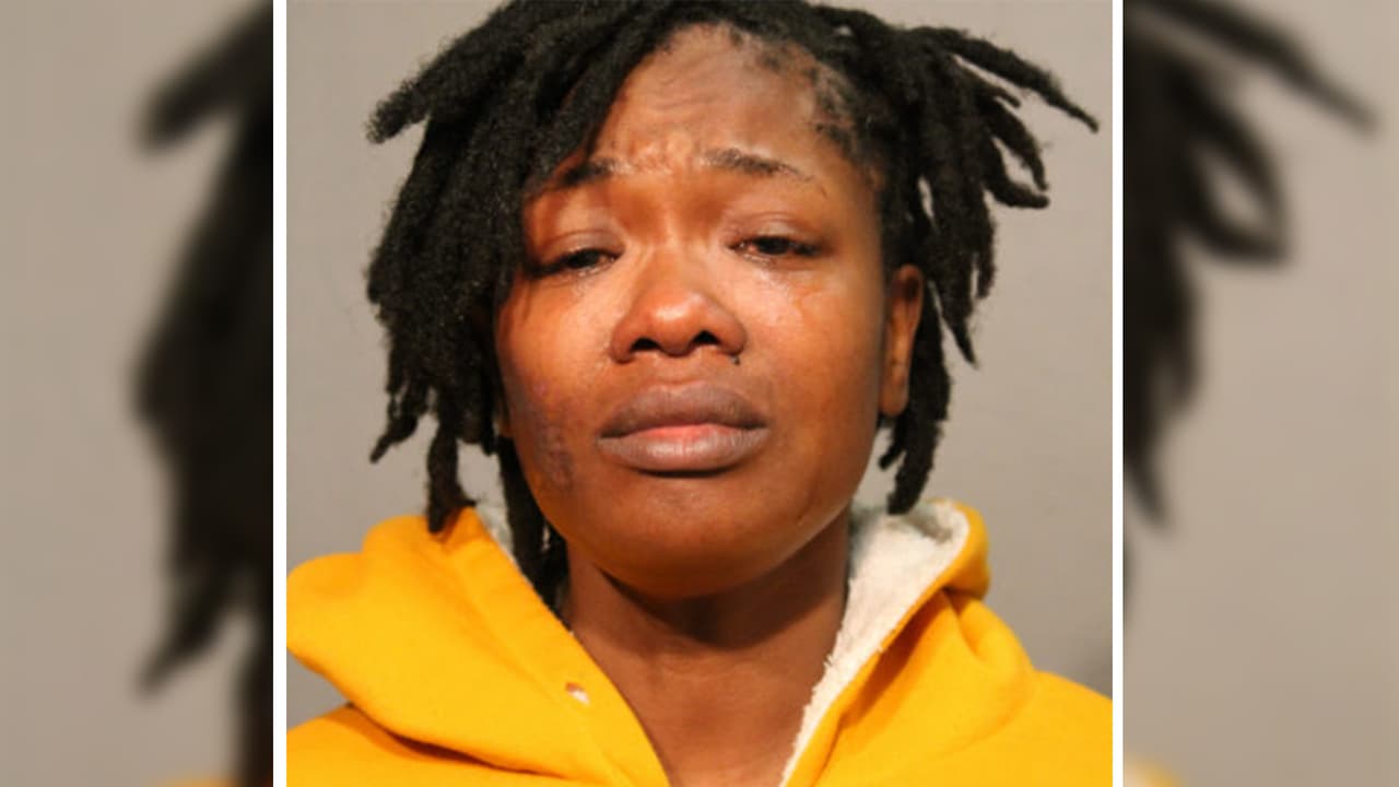 Eventualmente, l
<a href="https://www.univision.com/local/chicago-wgbo/francis-walker-desmembrada-congelador" target="_blank">a Policía detuvo a Sandra Kolalou</a>, sospechosa del asesinato de su casera, gracias a una denuncia de agresión. Las autoridades explicaron que la sospechosa se encontraba con el operador de la grúa, 
<b>a quien en un momento amenazó con un cuchillo</b>.