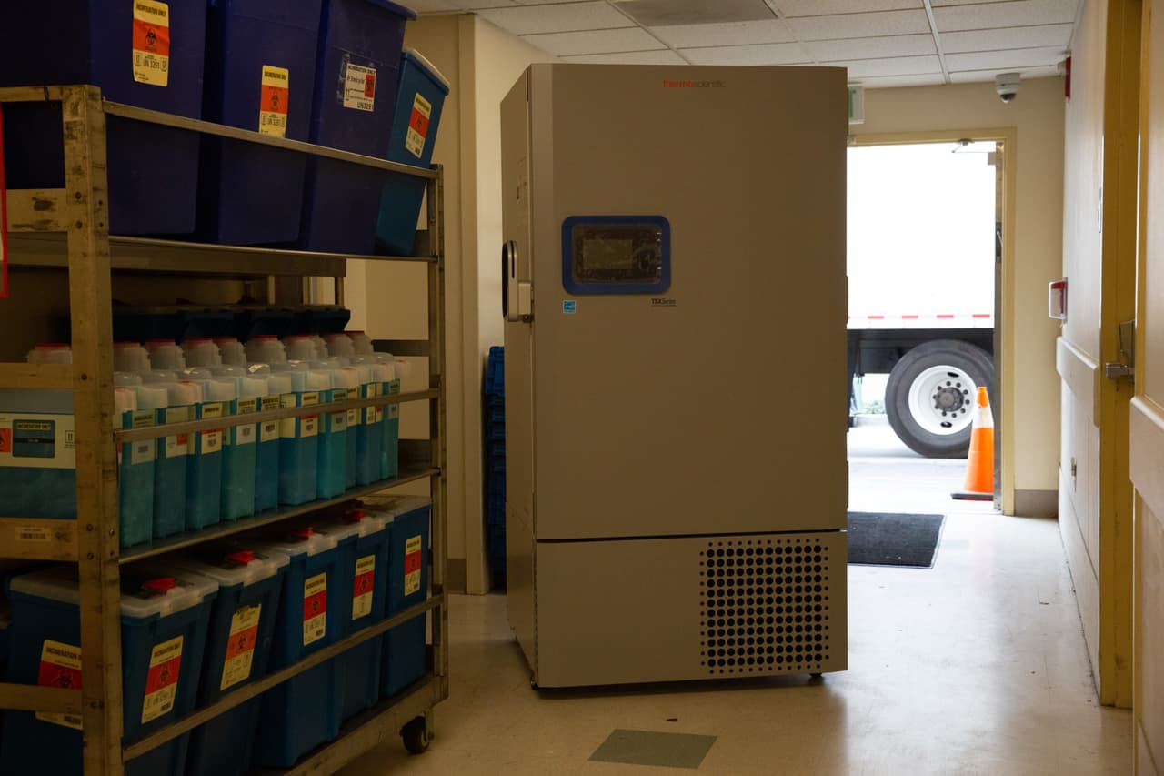 Los congeladores para la vacuna contra el coronavirus llegaron a un centro médico de Kaiser Permanente del Norte de California el viernes 11 de diciembre.