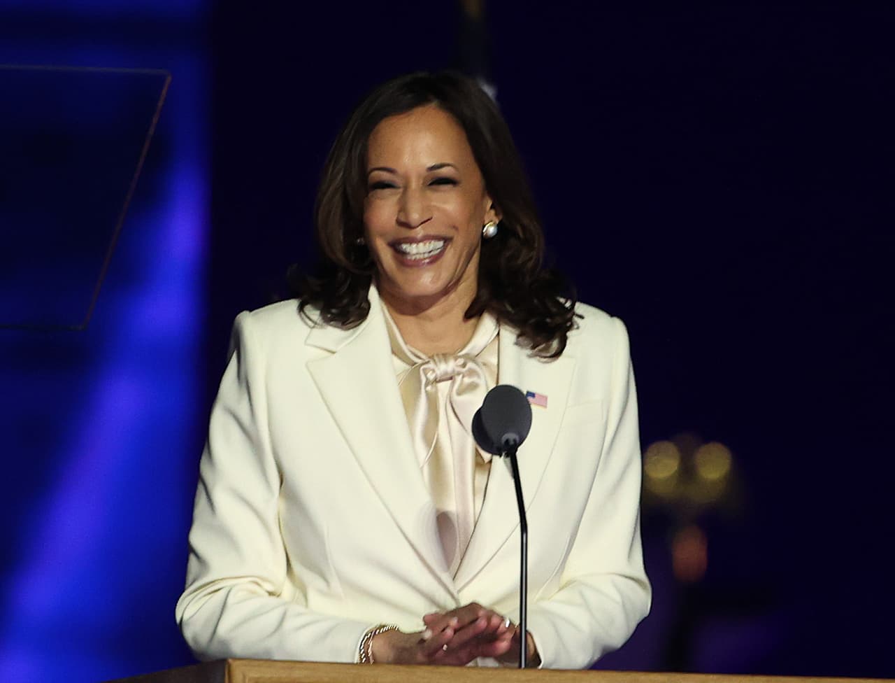 <b>La primera mujer vicepresidenta</b>. El inusual ciclo político estadounidense en 2020 dejó un un nuevo hito histórico, que es celebrado por millones en Estados Unidos y el mundo: la victoria en la fórmula Joe Biden y Kamala Harris. La nueva vicepresidenta será, además, la primera mujer negra y de ascendencia asiática en lograr ese cargo. En la foto, la noche que reconocieron la victoria, en Delaware, el 7 de noviembre. 
<i><a href="https://www.univision.com/noticias/elecciones-en-eeuu-2020/estas-elecciones-fueron-las-mas-seguras-de-la-historia-de-eeuu-afirman-funcionarios-de-seguridad-mientras-trump-presenta-mas-demandas"><u>Siga aquí nuestra cobertura de las elecciones presidenciales en Estados Unidos</u></a></i>
<a href="https://www.univision.com/noticias/elecciones-en-eeuu-2020/estas-elecciones-fueron-las-mas-seguras-de-la-historia-de-eeuu-afirman-funcionarios-de-seguridad-mientras-trump-presenta-mas-demandas"><u>.</u></a>
<br>